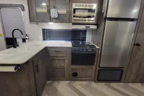 Lindsay’s Easy Camper Lodging - 263BHXL