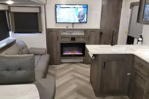 Lindsay’s Easy Camper Lodging - 263BHXL