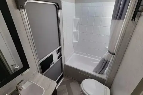 Lindsay’s Easy Camper Lodging - 263BHXL