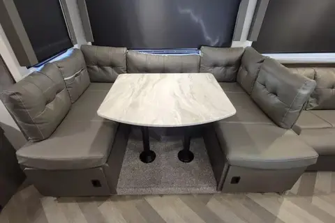 Lindsay’s Easy Camper Lodging - 263BHXL