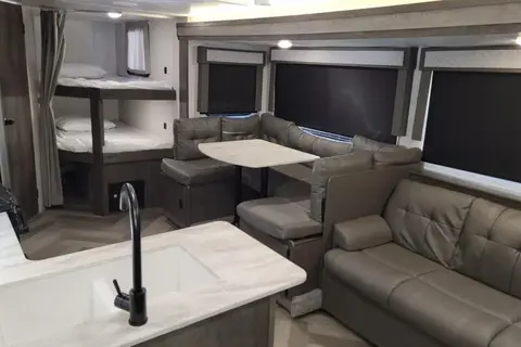 Lindsay’s Easy Camper Lodging - 263BHXL