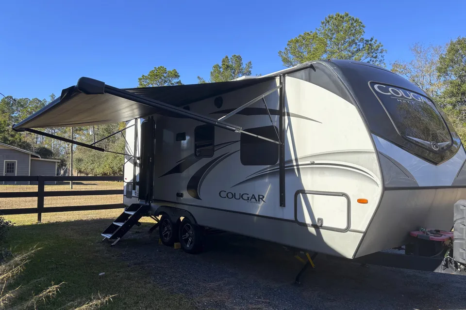 Scott's Keystone Cougar 22RBS Travel Trailer