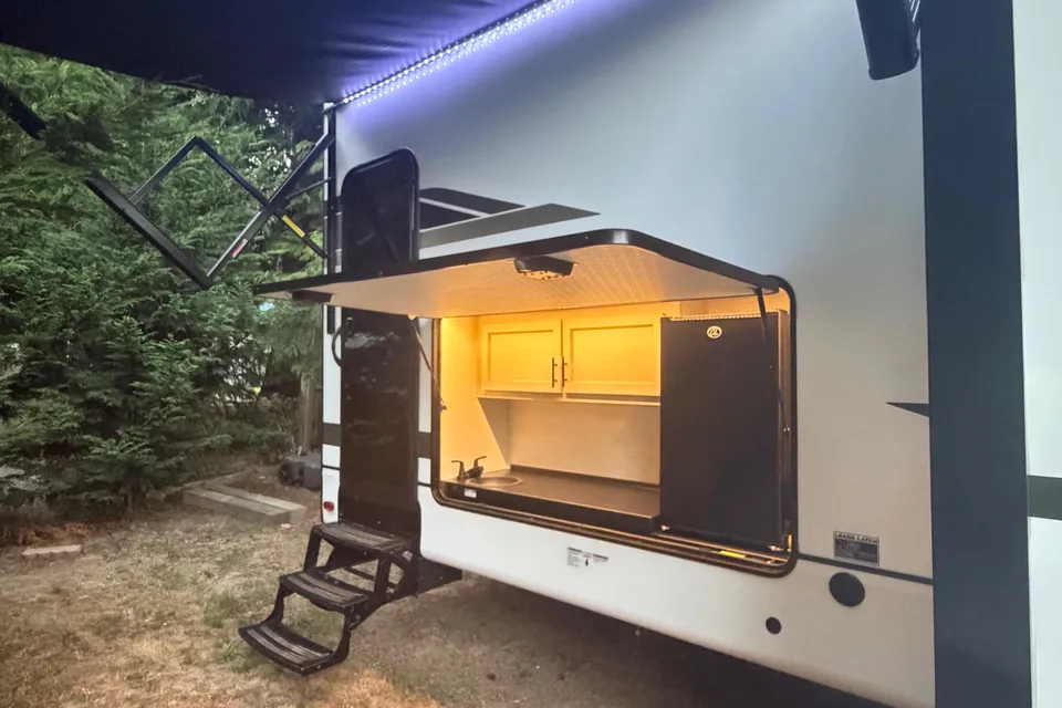 Happy Camper Family Friendly Forest River Sabre Fifth Wheel