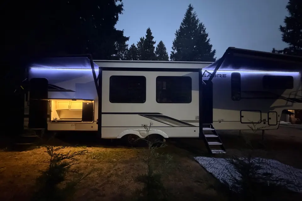 Happy Camper Family Friendly FR Sabre Fifth Wheel (DELIVERY+SETUP INCLUDED)