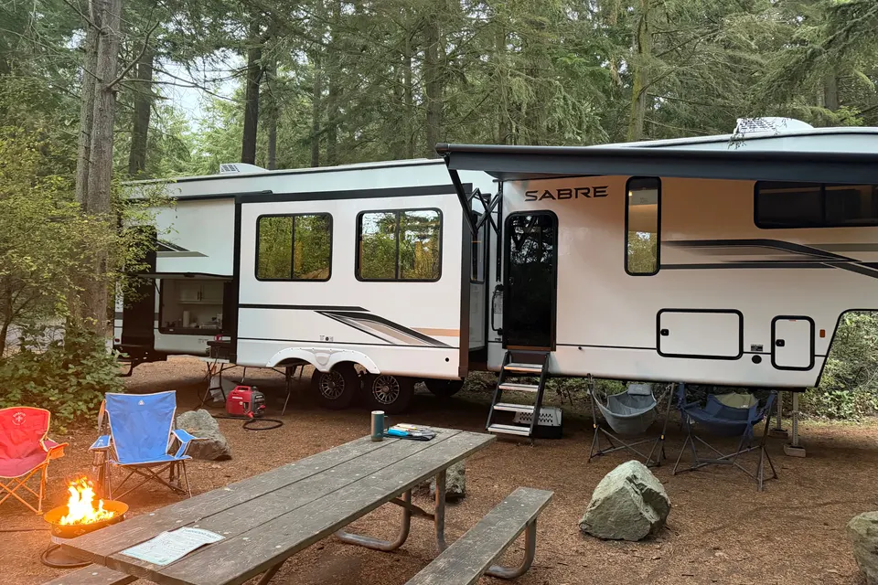 Happy Camper Family Friendly FR Sabre Fifth Wheel (DELIVERY+SETUP INCLUDED)