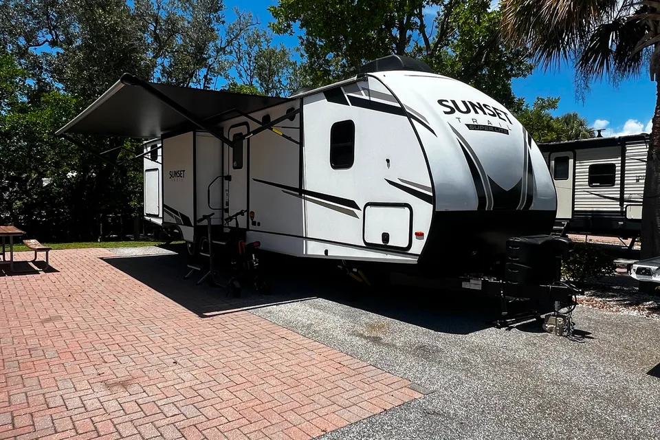 Roberto's Sunset Park RV Sunset super lite Travel Trailer