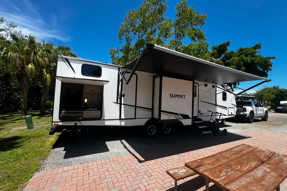 Roberto's Sunset Park RV Sunset super lite Travel Trailer