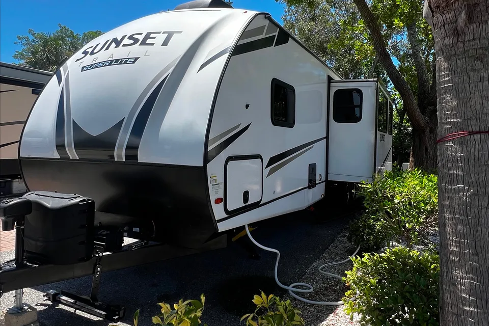 Roberto's Sunset Park RV Sunset super lite Travel Trailer
