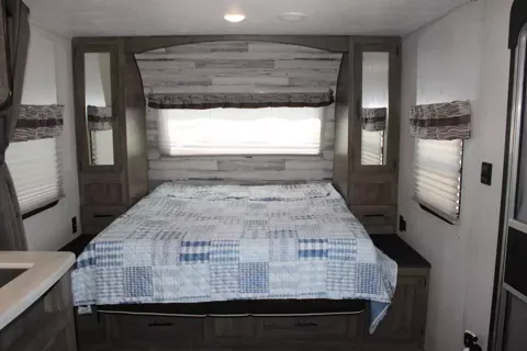 Super light Palomino Puma XLE Travel Trailer