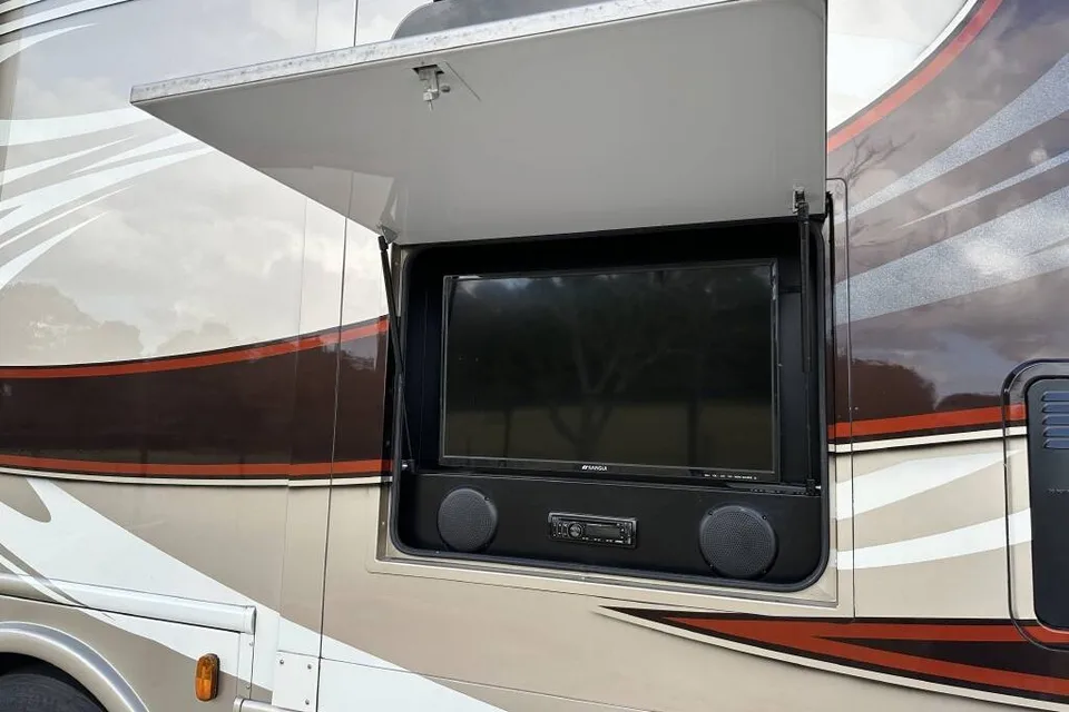 Incredible Dynamax Force HD 37BH Super Class C Bunkhouse