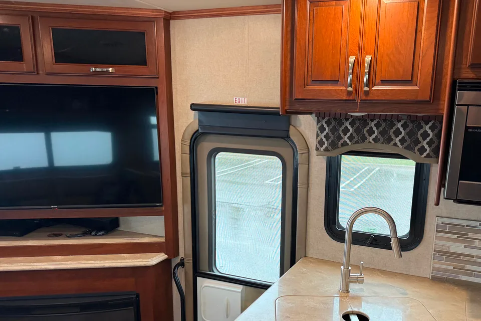 Incredible Dynamax Force HD 37BH Super Class C Bunkhouse