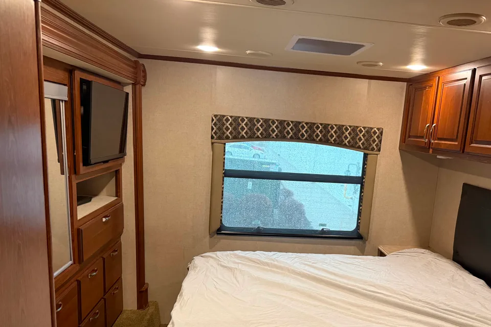 Incredible Dynamax Force HD 37BH Super Class C Bunkhouse