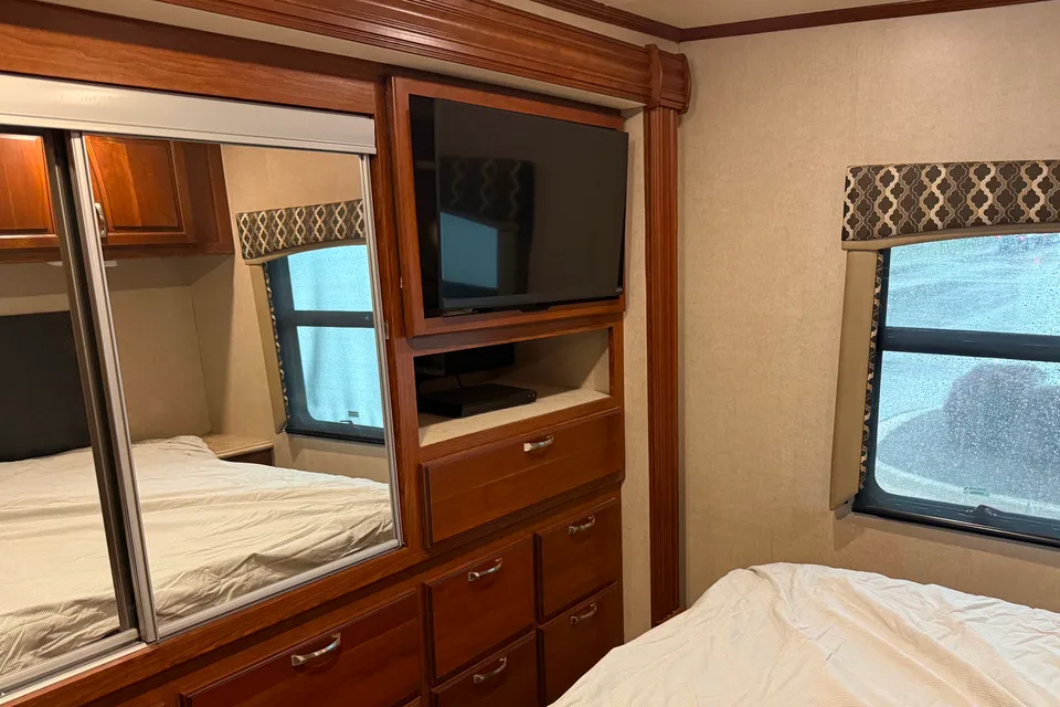 Incredible Dynamax Force HD 37BH Super Class C Bunkhouse