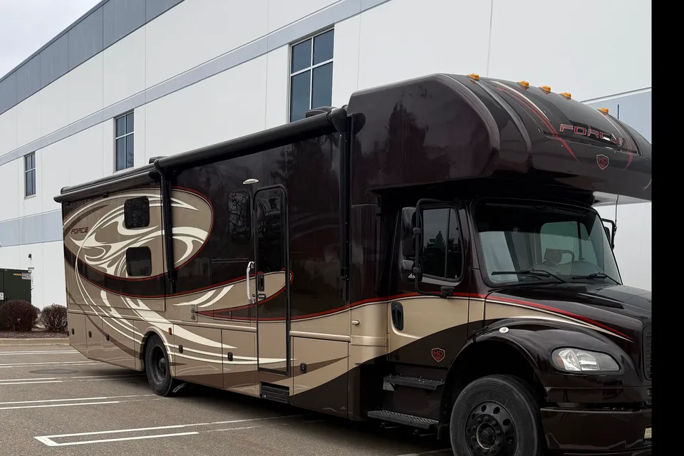 Incredible Dynamax Force HD 37BH Super Class C Bunkhouse