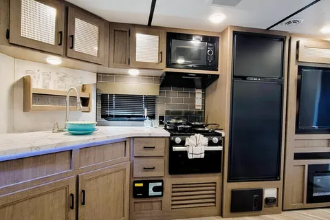 NEW Fully Loaded Keystone Hideout w/ AC, Electric Fireplace, Bunk House & Central Vacuum