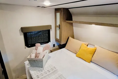 NEW Fully Loaded Keystone Hideout w/ AC, Electric Fireplace, Bunk House & Central Vacuum