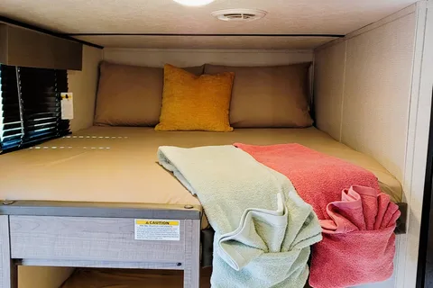 NEW Fully Loaded Keystone Hideout w/ AC, Electric Fireplace, Bunk House & Central Vacuum