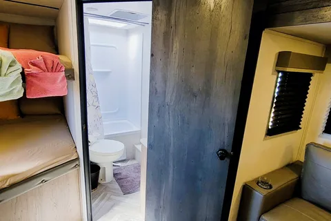 NEW Fully Loaded Keystone Hideout w/ AC, Electric Fireplace, Bunk House & Central Vacuum