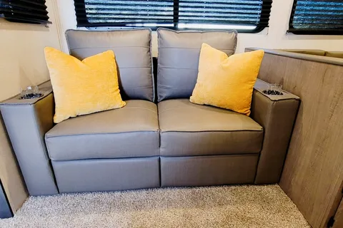 NEW Fully Loaded Keystone Hideout w/ AC, Electric Fireplace, Bunk House & Central Vacuum