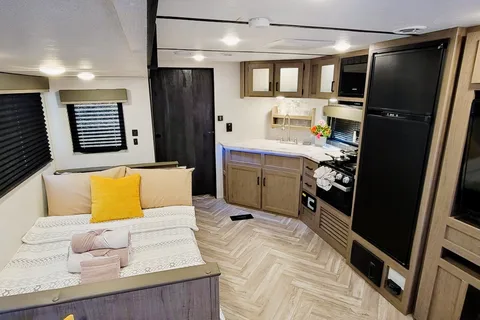 NEW Fully Loaded Keystone Hideout w/ AC, Electric Fireplace, Bunk House & Central Vacuum