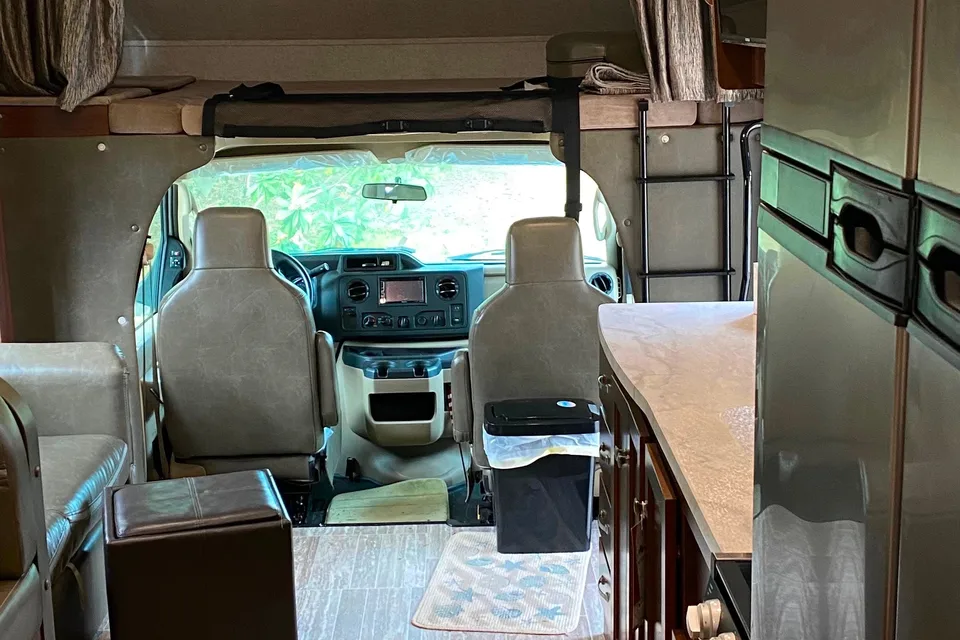 Jennifer 's Forest River 3010DS Class C