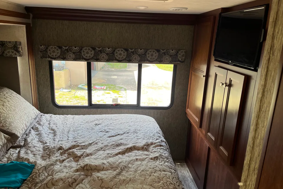Jennifer 's Forest River 3010DS Class C