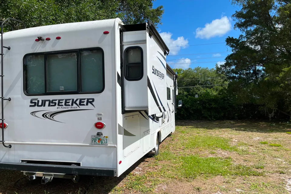 Jennifer 's Forest River 3010DS Class C