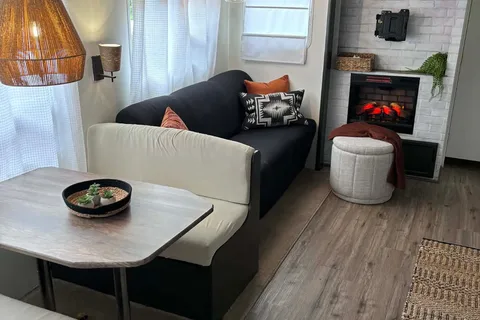 Adam's 32ft Modern Renovated Trailer - Sleeps 6-8!