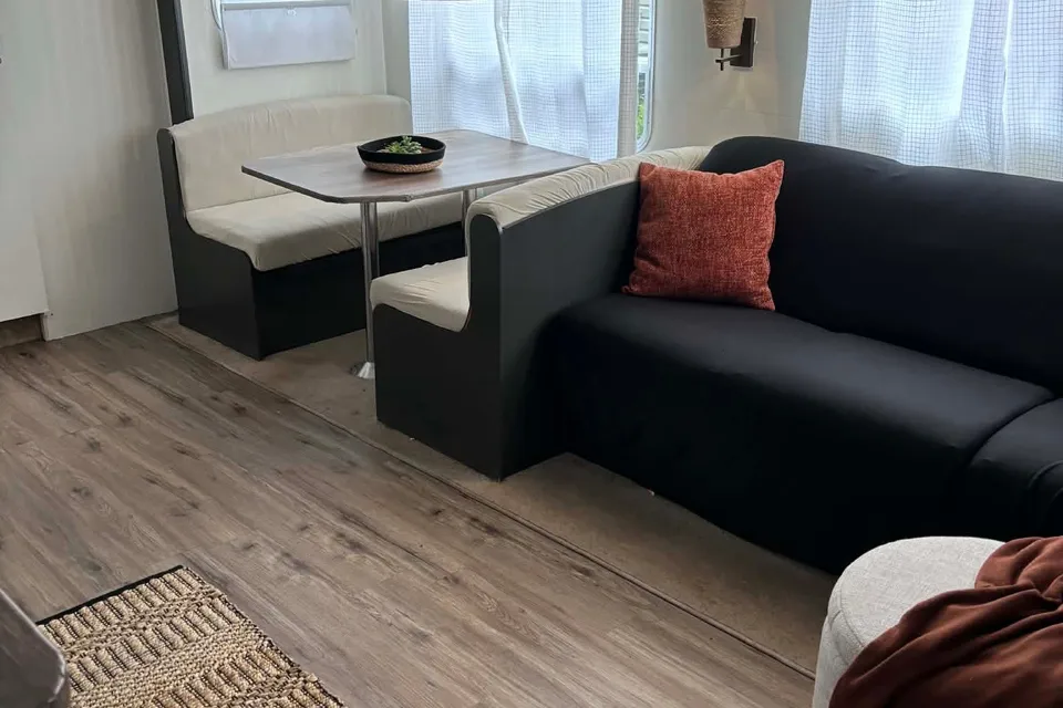 Adam's 32ft Modern Renovated Trailer - Sleeps 6-8!
