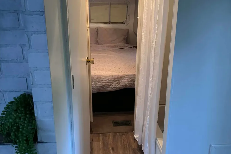 Adam's 32ft Modern Renovated Trailer - Sleeps 6-8!