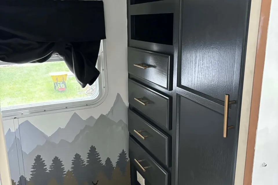 Adam's 32ft Modern Renovated Trailer - Sleeps 6-8!