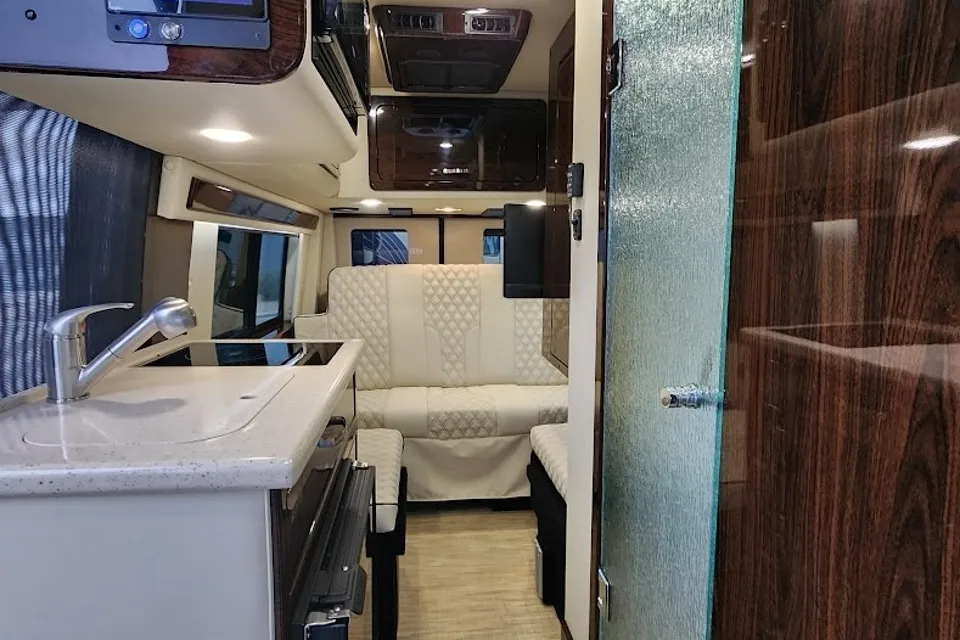 2023 Midwest Patriot FD2 – Ultimate Luxury Touring Coach