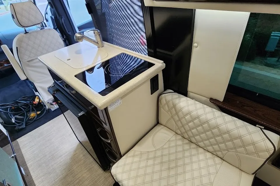 2023 Midwest Patriot FD2 – Ultimate Luxury Touring Coach