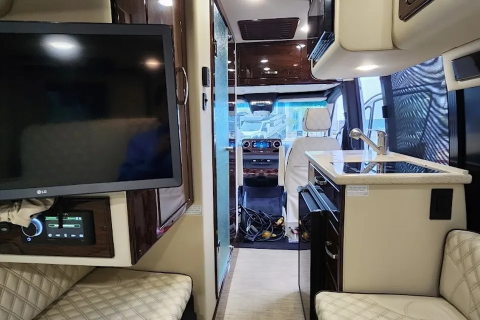2023 Midwest Patriot FD2 – Ultimate Luxury Touring Coach