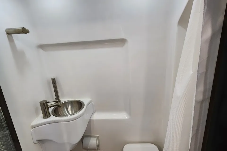 2023 Midwest Patriot FD2 – Ultimate Luxury Touring Coach