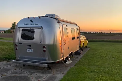 Miraj - Airstream Caravel 22FB Travel Trailer