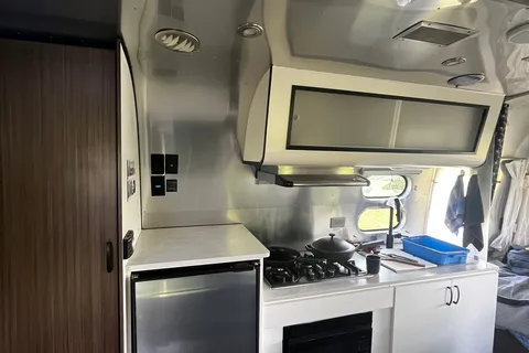 Miraj - Airstream Caravel 22FB Travel Trailer
