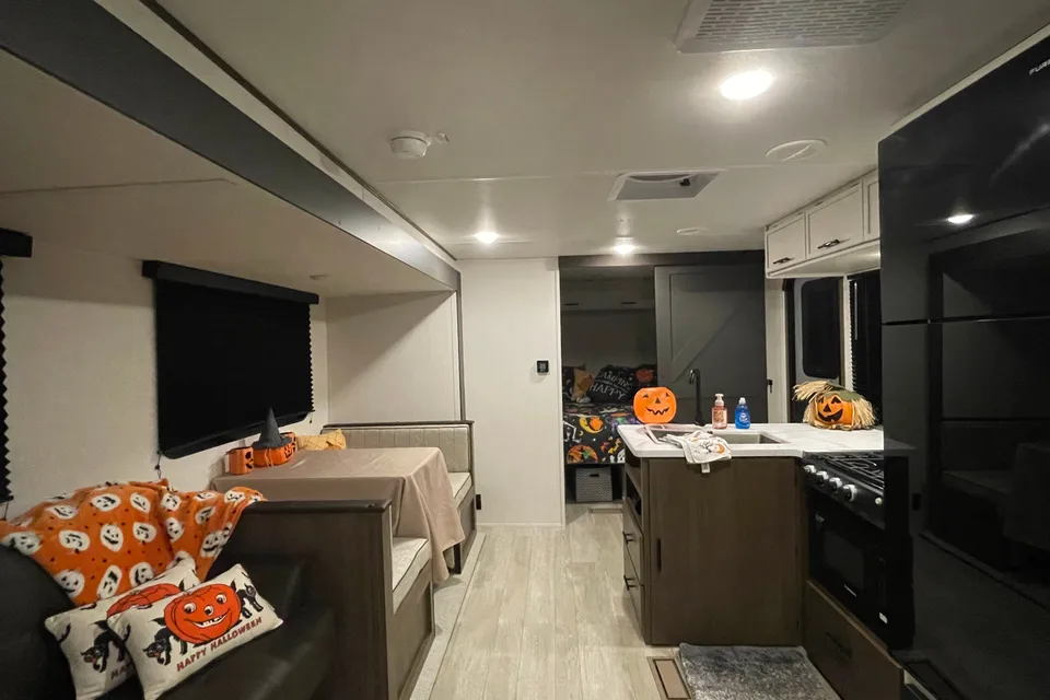 Sweet Pea II - 2026 Bunk House with Camp King bed