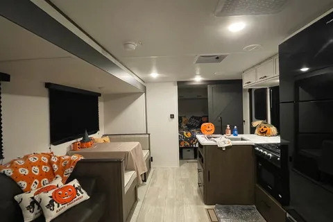 Sweet Pea II - 2026 Bunk House with Camp King bed