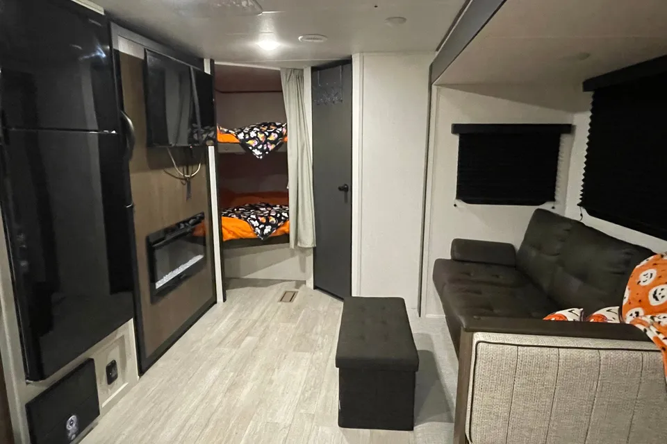 Sweet Pea II - 2026 Bunk House with Camp King bed