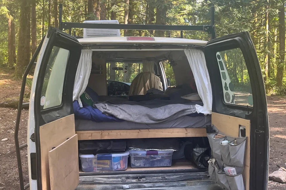 Agathe Ford E-250 Campervan