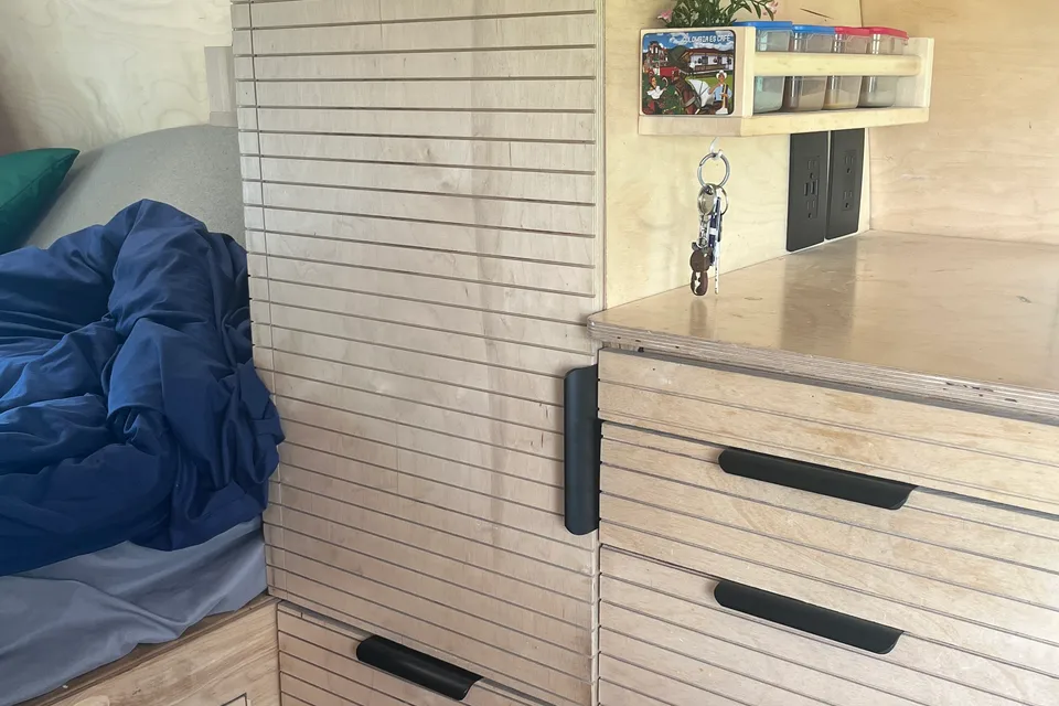 Agathe Ford E-250 Campervan