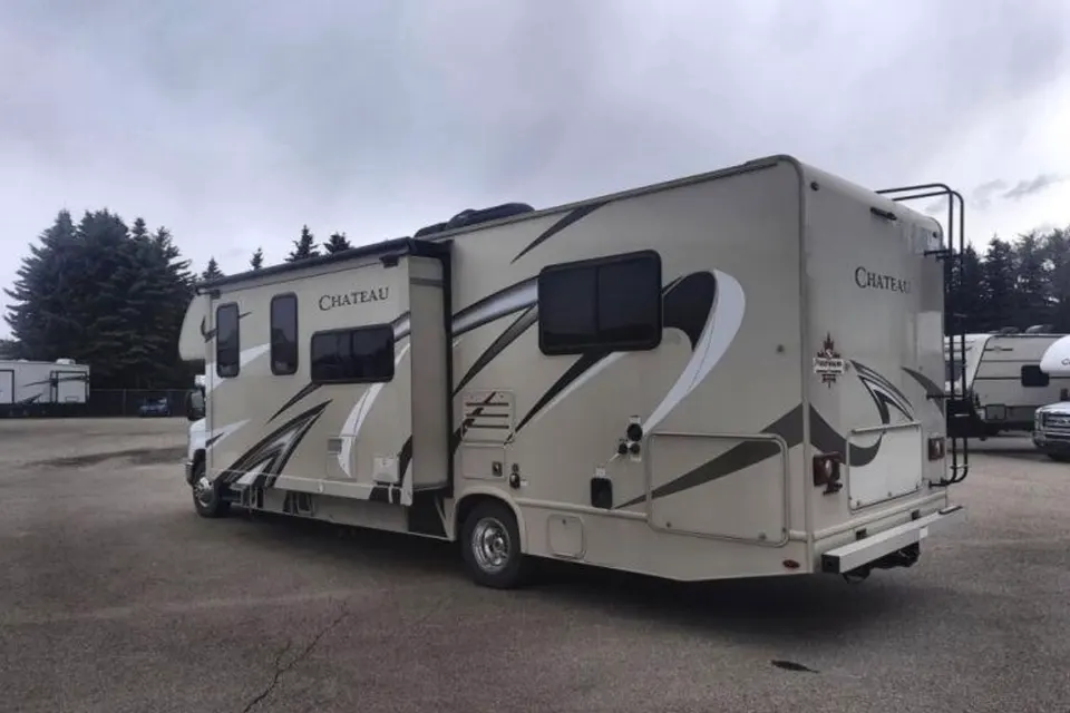 K&R's Luxury Chateau 28Z | Warm and Dry Winter Base Camp! | Sleeps 7 | Huge Storage | Banff Ready!