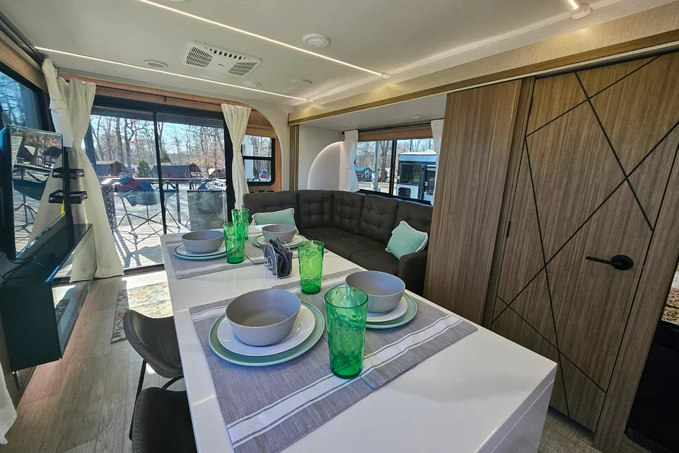 Amazing Patio with Outdoor Kitchen!!