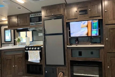 Kelvin's Luxury Cruiser RV Embrace EL275 Travel Trailer King size Bed