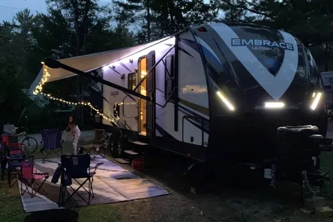 Kelvin's Luxury Cruiser RV Embrace EL275 Travel Trailer King size Bed