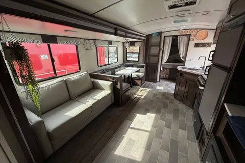 Kelvin's Luxury Cruiser RV Embrace EL275 Travel Trailer King size Bed