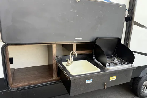 Kelvin's Luxury Cruiser RV Embrace EL275 Travel Trailer King size Bed