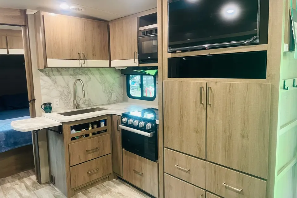 Cozy Cruiser 30ft Sleeps 8