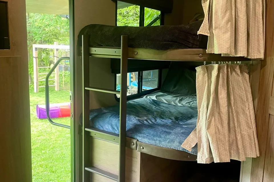 Cozy Cruiser 30ft Sleeps 8